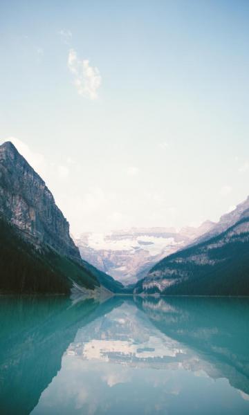 清澈迷人的湖水风景