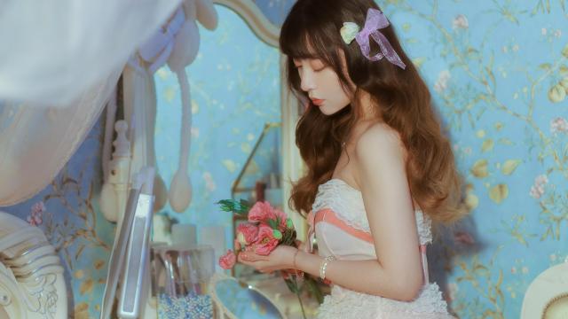 明媚优雅的美女写真照