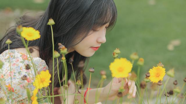 清新美女户外迷人写真