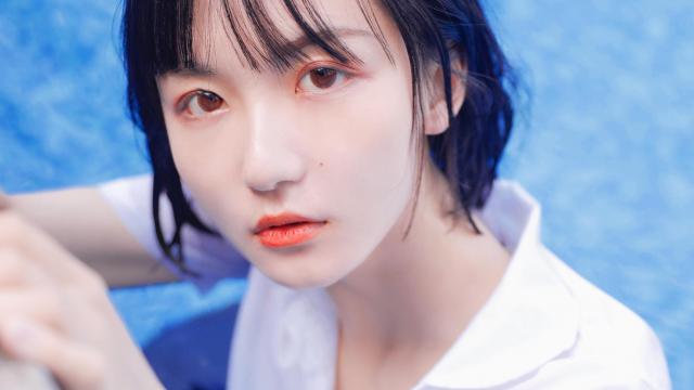 泳池里的清凉美女