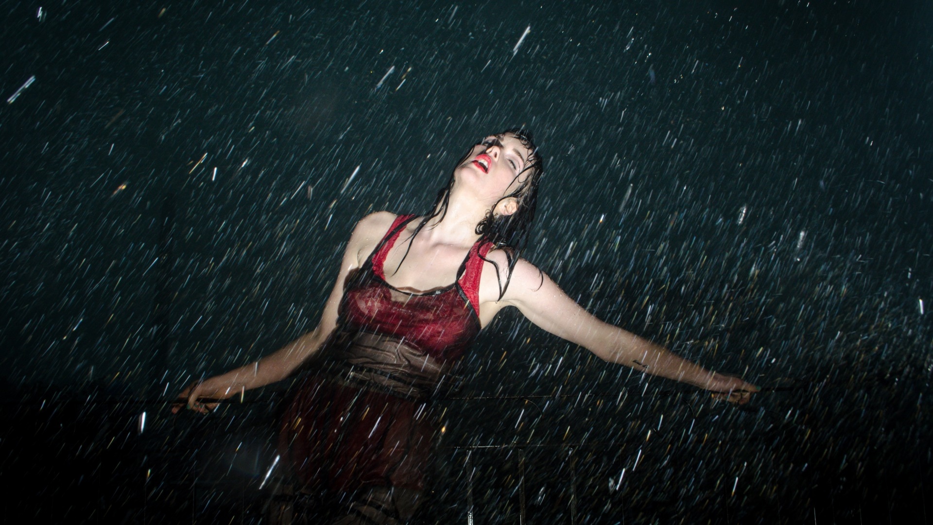 风雨中的美女