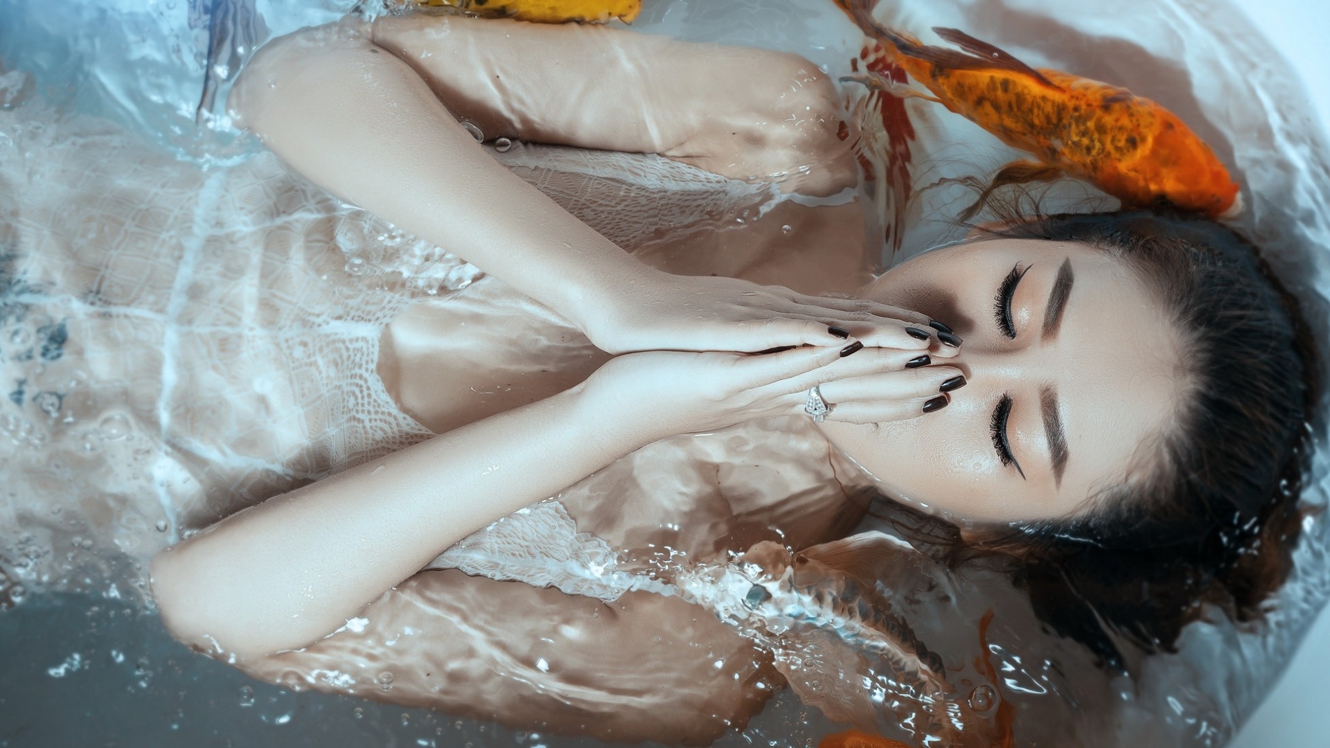 浴中美女傲人身姿写真