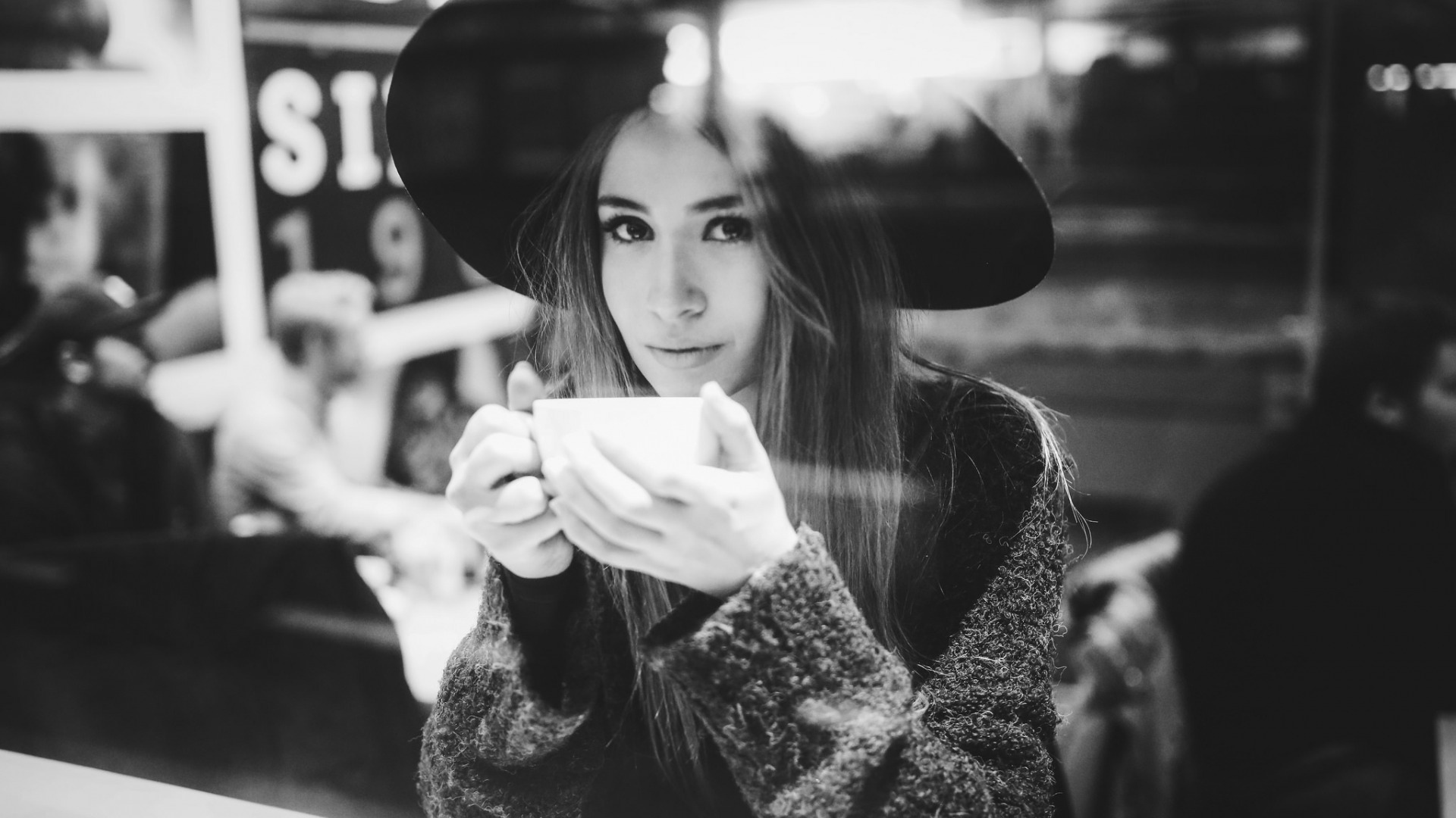 惊艳的欧洲黑白美女艺术写真图片