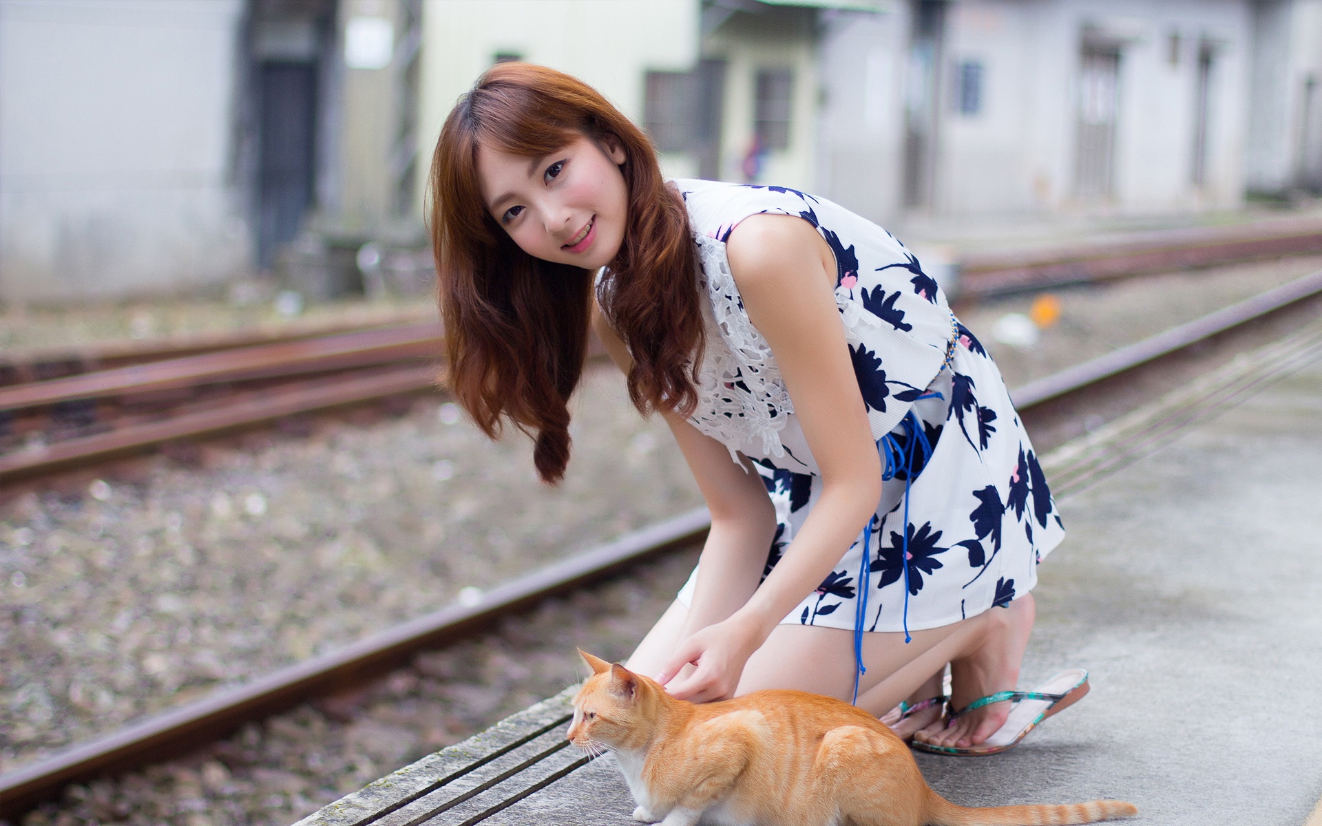 火车道旁美女靓丽写真