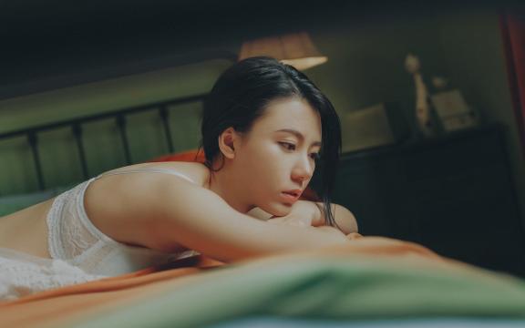忧郁伤感的极品美女