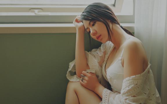 忧郁伤感的极品美女