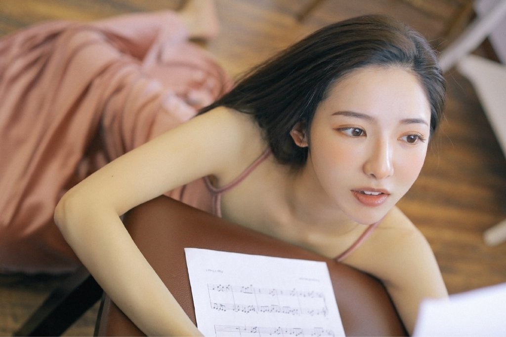 性感风骚美女吊带睡衣诱人写真
