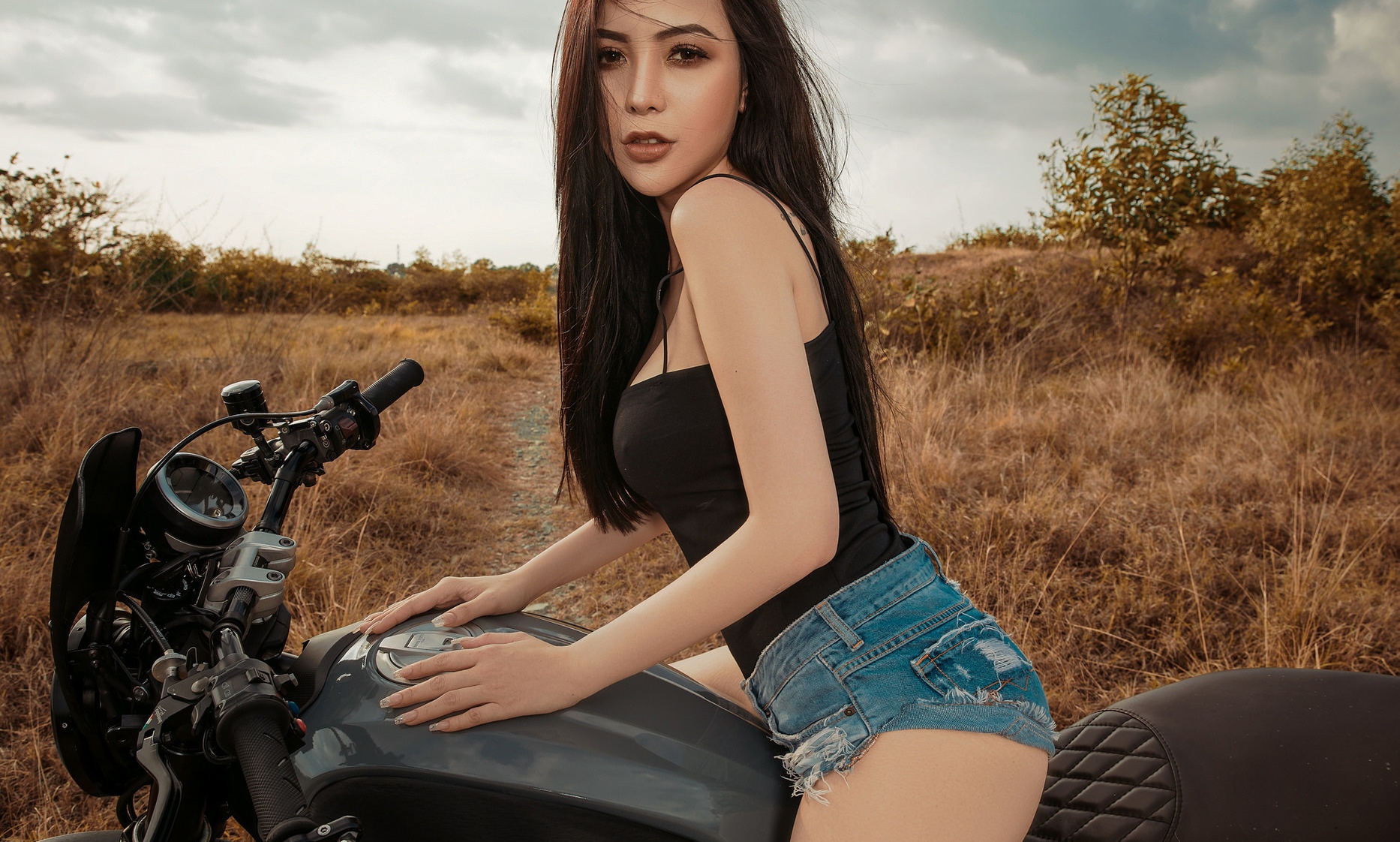 时尚性感美女户外摩托车写真
