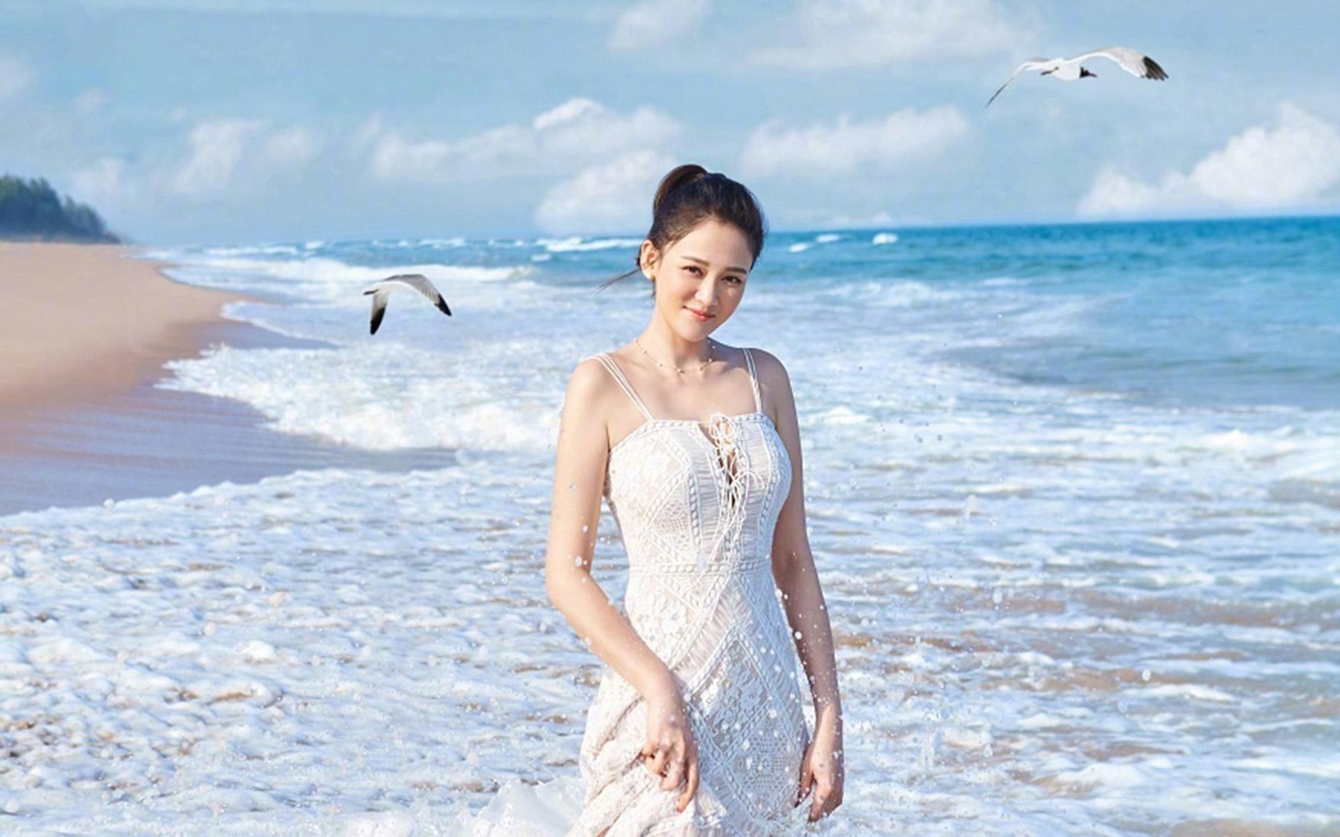 温婉吊带裙陈乔恩性感写真