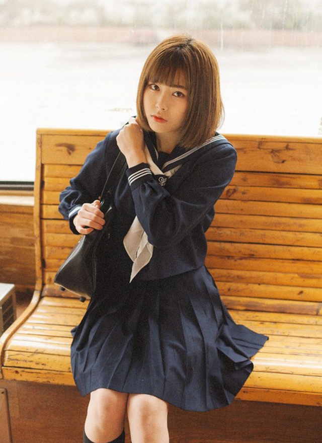 日本美女学生妹蓝色制服写真