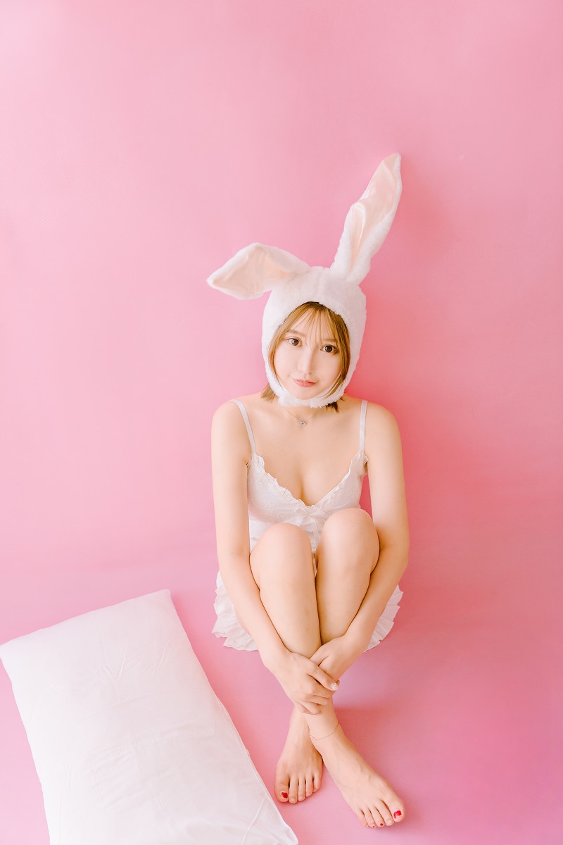 兔女郎吊带美女俏皮可爱写真