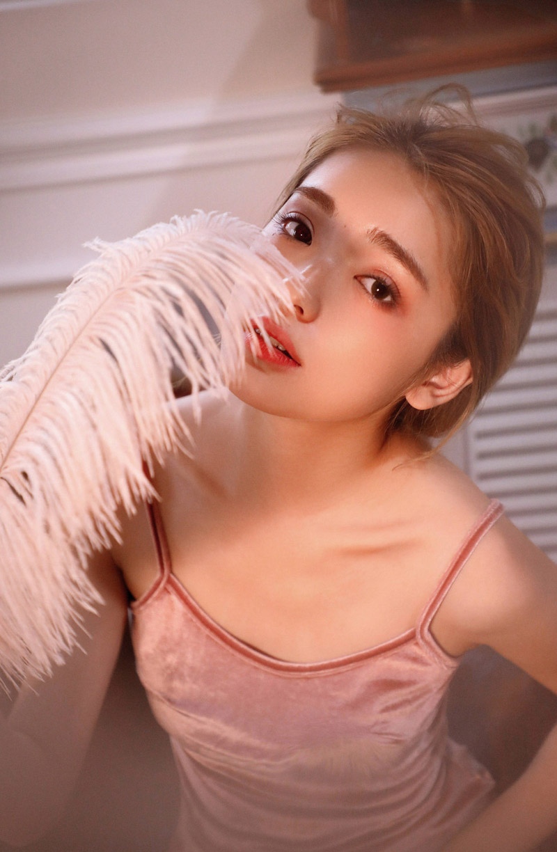 性感美女粉色丝绒吊带裙写真