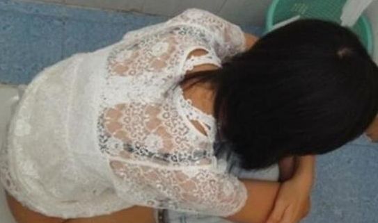猥琐男躲厕所偷窥美女