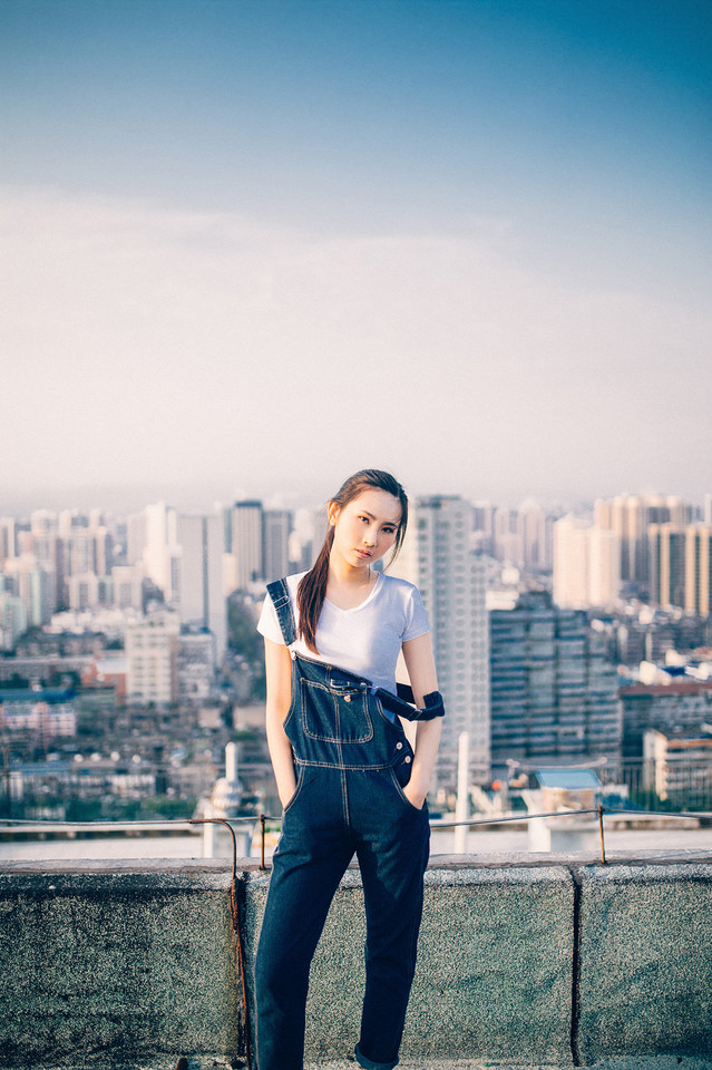 ​夕阳下的天台妹子