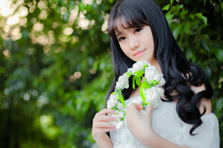 ​乌黑亮丽卷发美女