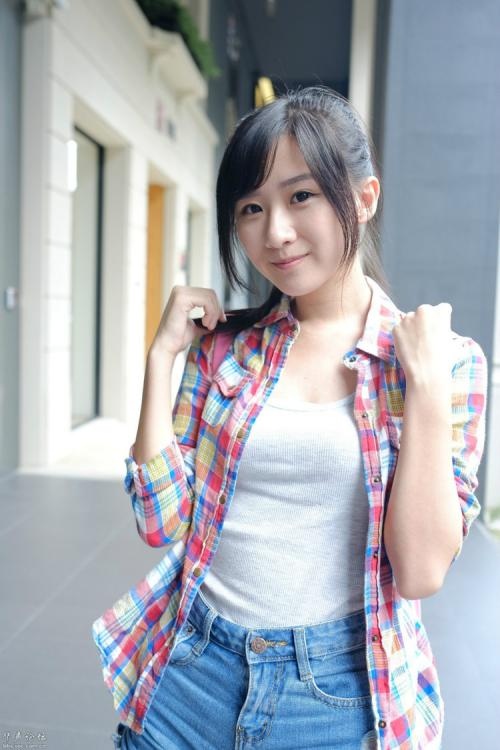 ​巨乳妹子碎花短裙写真