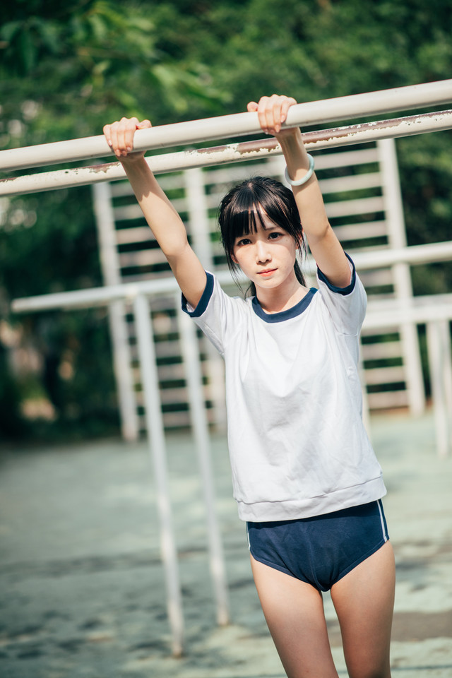 校服女生透露的小性感