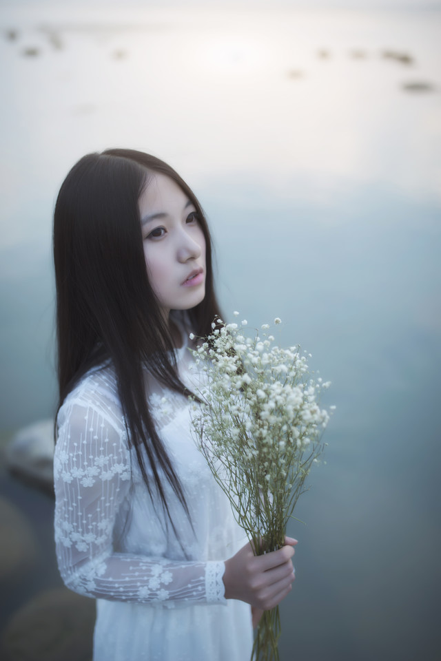 湖边安静的少女