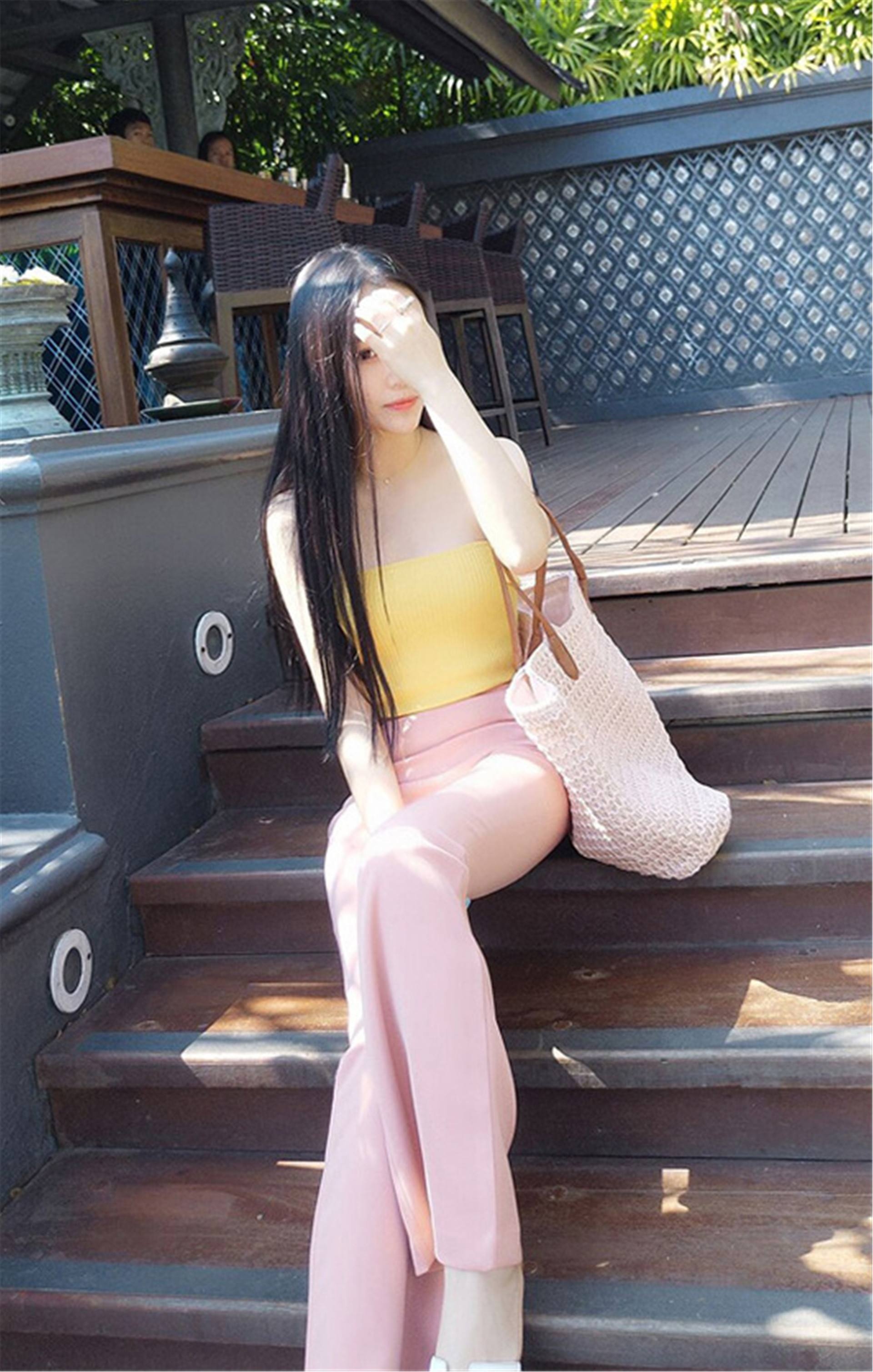 前凸后翘美女内衣