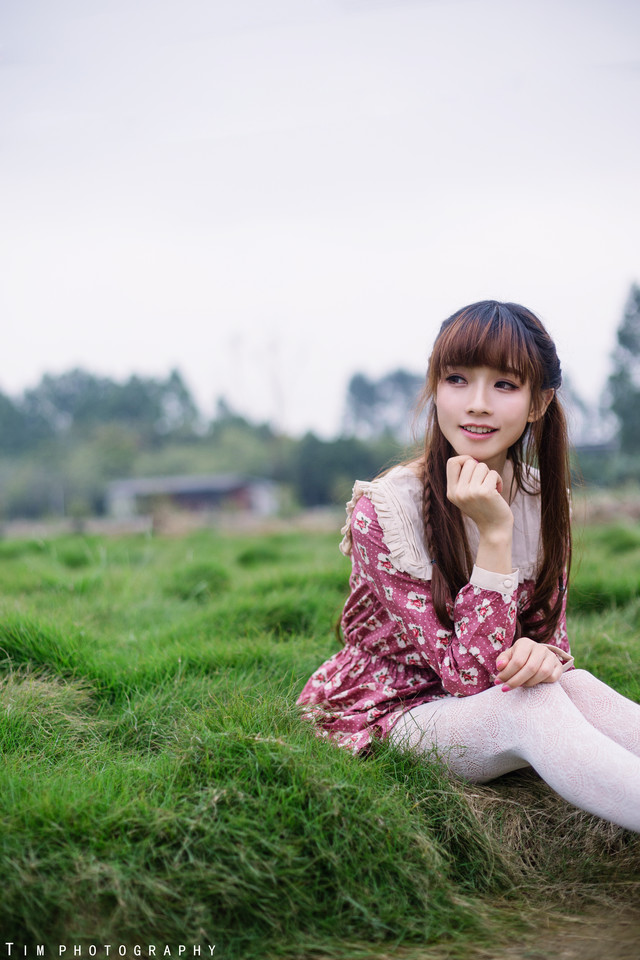 ​齐刘海美女回眸一笑