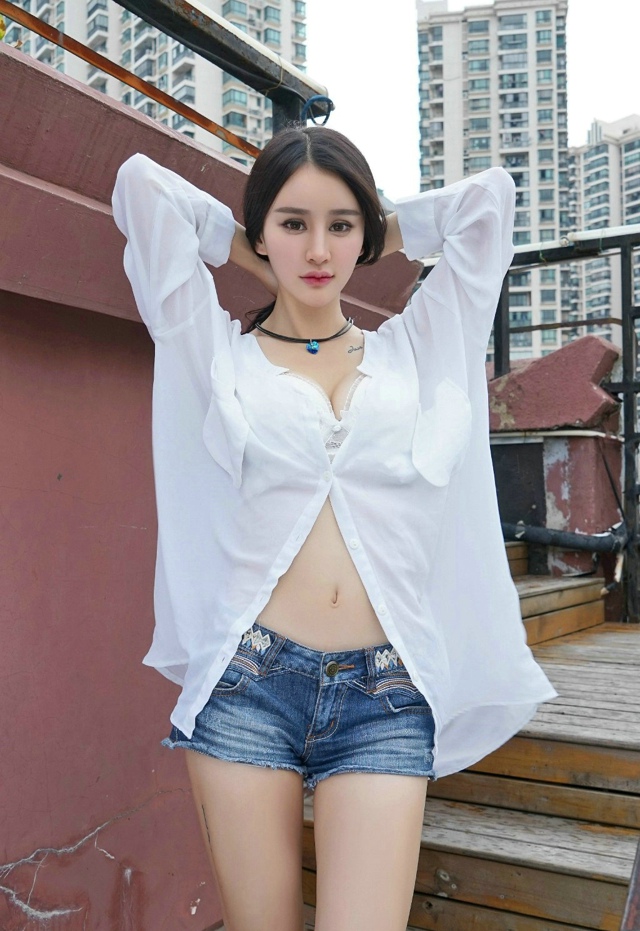 气质衬衫美眉户外写真