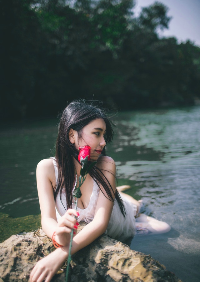 溪水中的女生