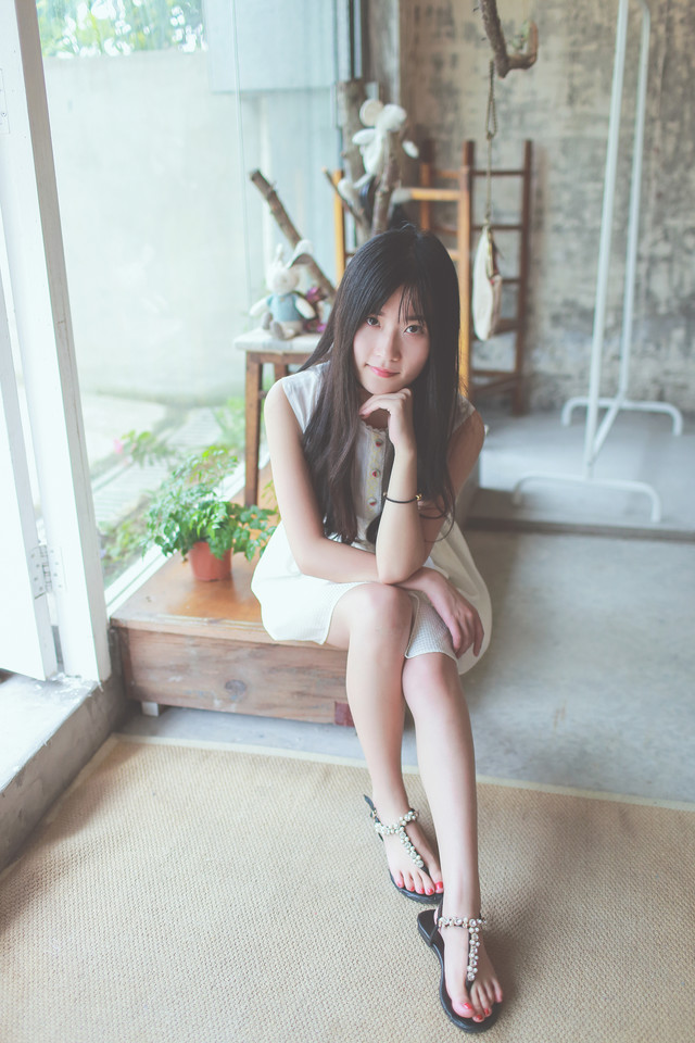 大眼清纯腼腆妹子