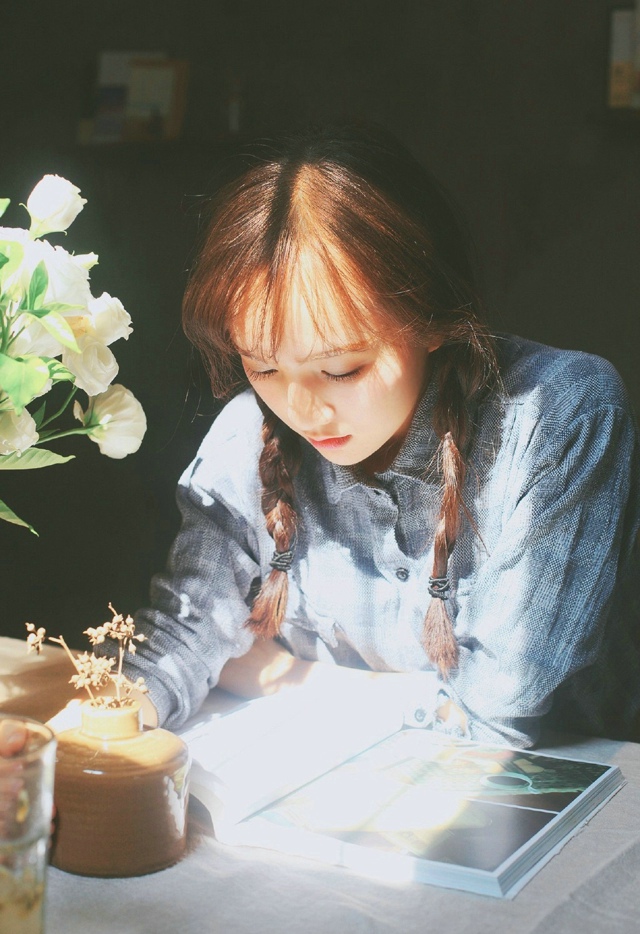 惬意的文艺少女