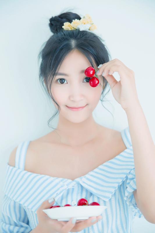 樱桃俏皮女孩