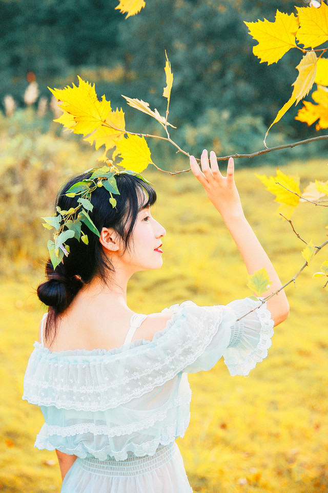 白皙美女​秋日梧桐写真
