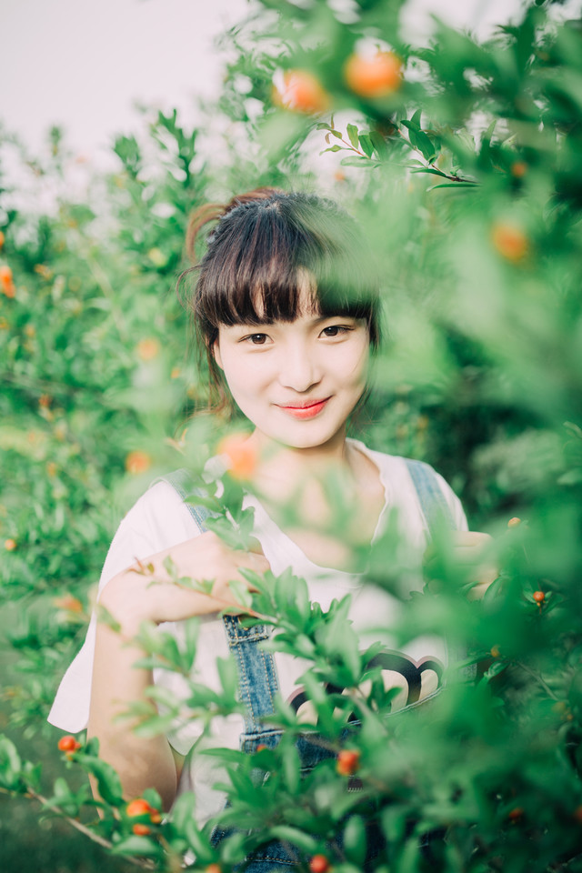 逆光下的​背带裤妹子