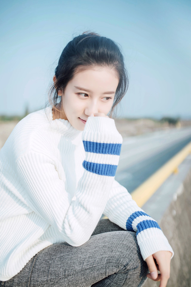 独自漫步的清新少女