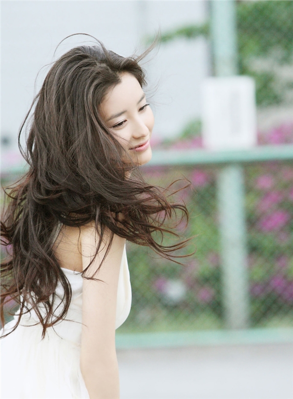 ​萌妹子惬意园林写真