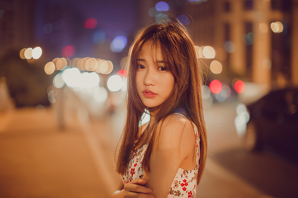 夜色下的慵懒恬静女孩
