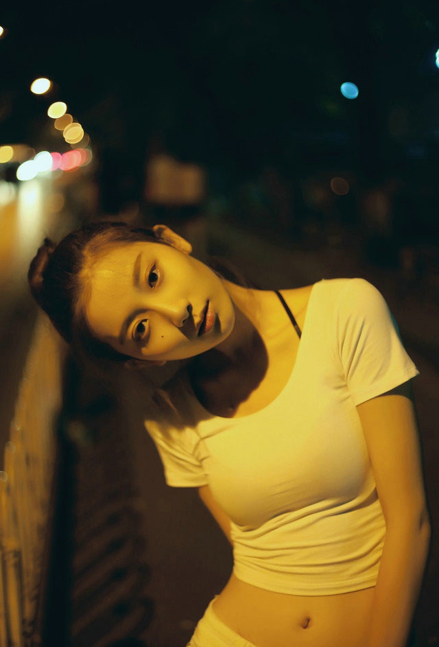 ​夜色中的安静少女