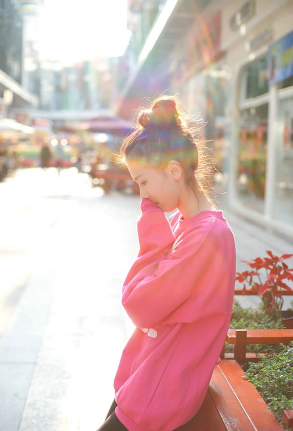 冬日逆光下的女孩
