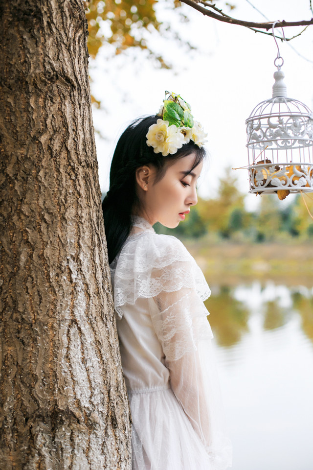 秋意白衣少女