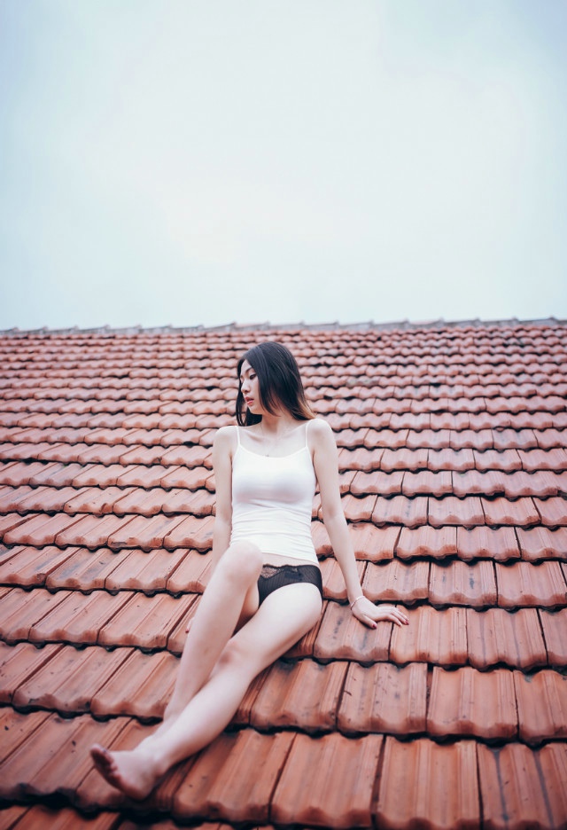 屋顶上的背心美女