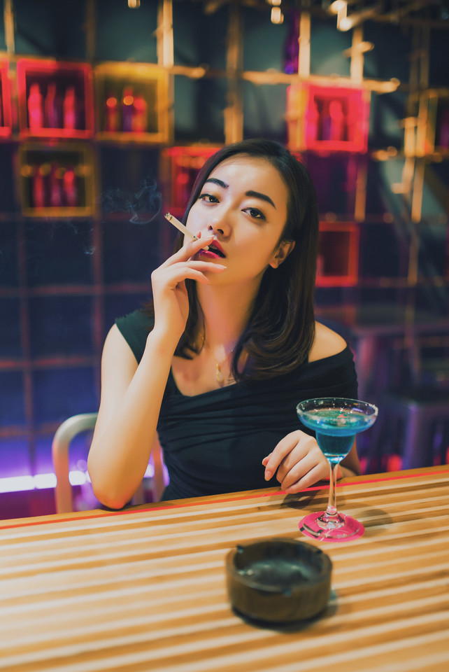 ​酒吧里的妩媚女郎