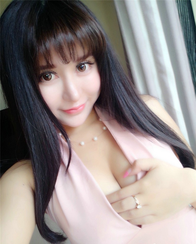 双手遮乳羞射美女写真
