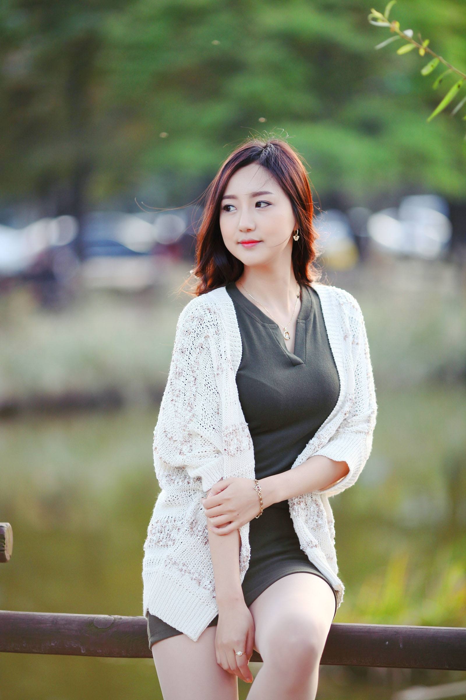 妆容很韩范儿的丰乳美女