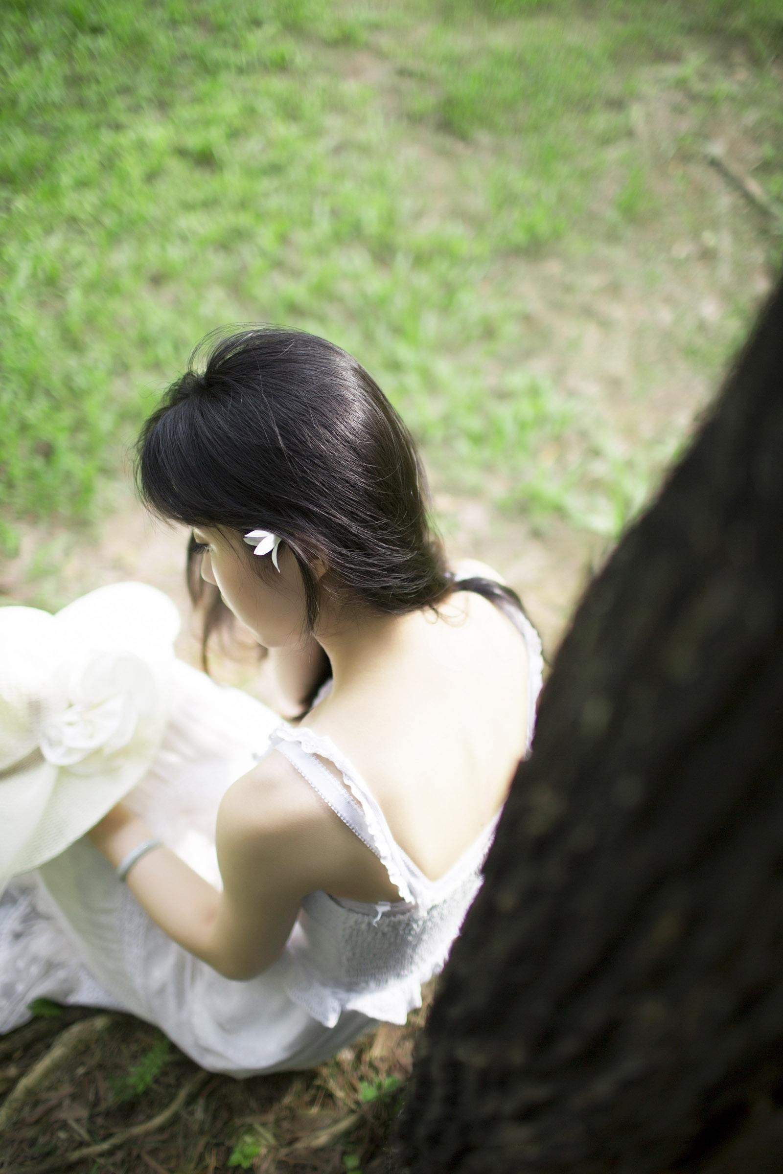 勾人浴火白皙翘臀美女