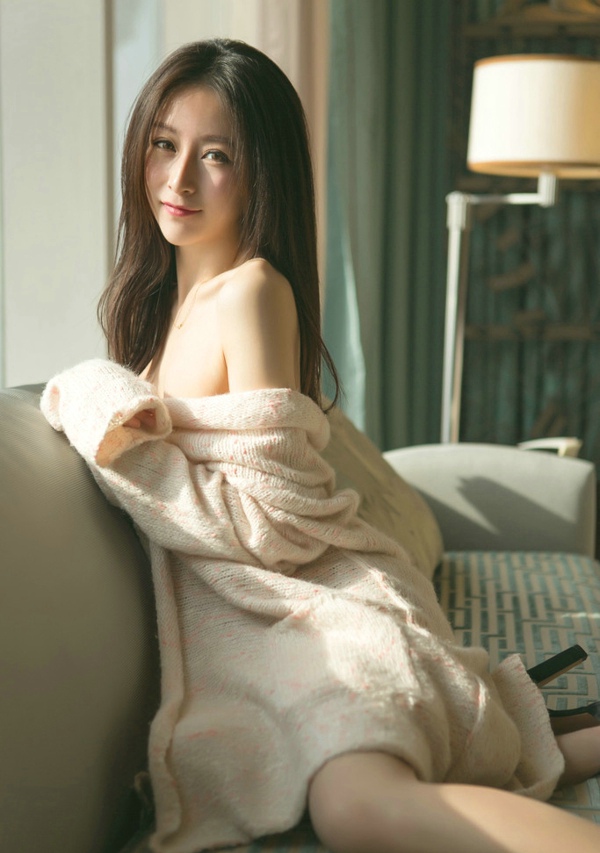 小露香肩性感私房床照写真
