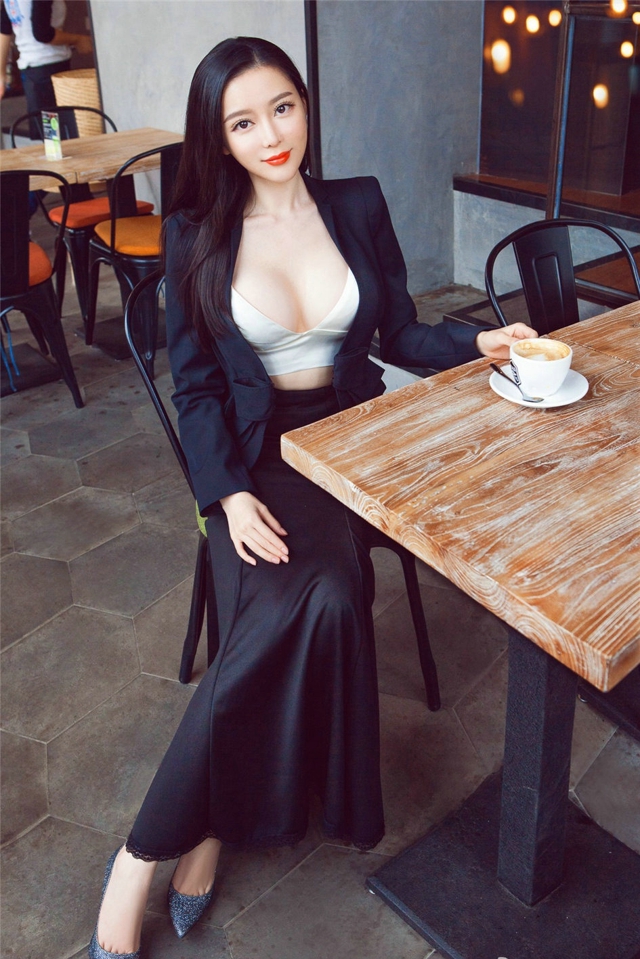 餐厅气质美女着装大胆