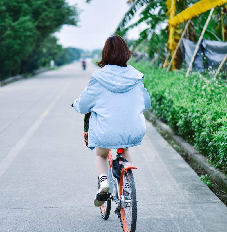 美女骑自行车