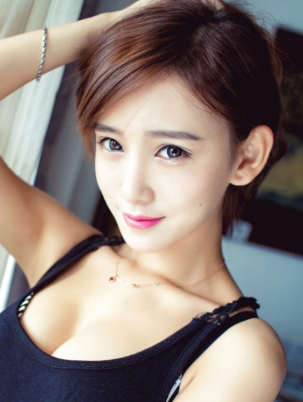 性感美人傲人事业线