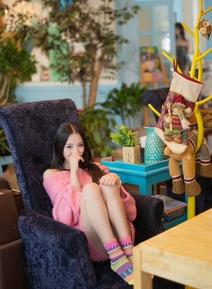 粉嫩美女粉色毛衣