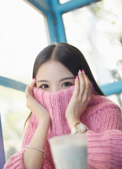 水灵的媚眼