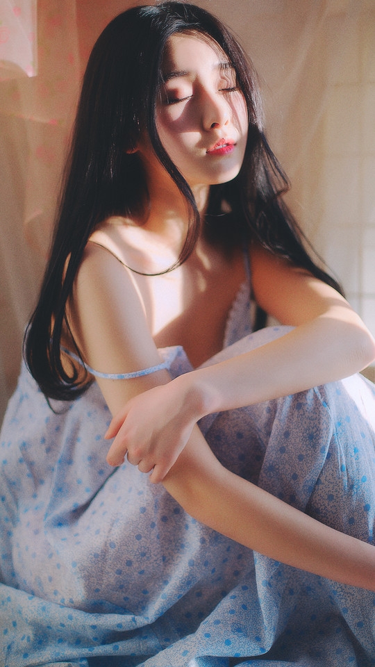 慵懒妩媚的美妞