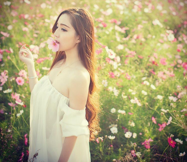 花海里的性感美女